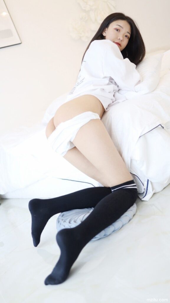 脱个精光躺倒床上，JK软妹张小妮皮肤白皙水嫩极致-野途图库