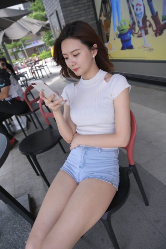 图片[1]-短发牛仔的漂亮女生【2.4G】-野途图库