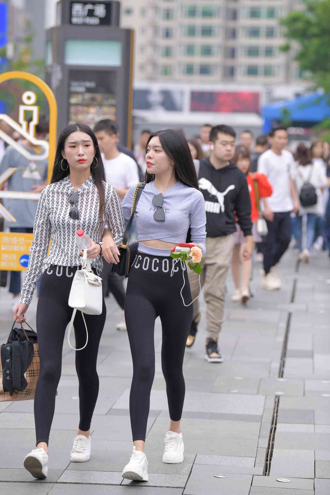 图片[2]-【免费】逛街的两个瑜伽裤姑娘【40P】04030-野途图库