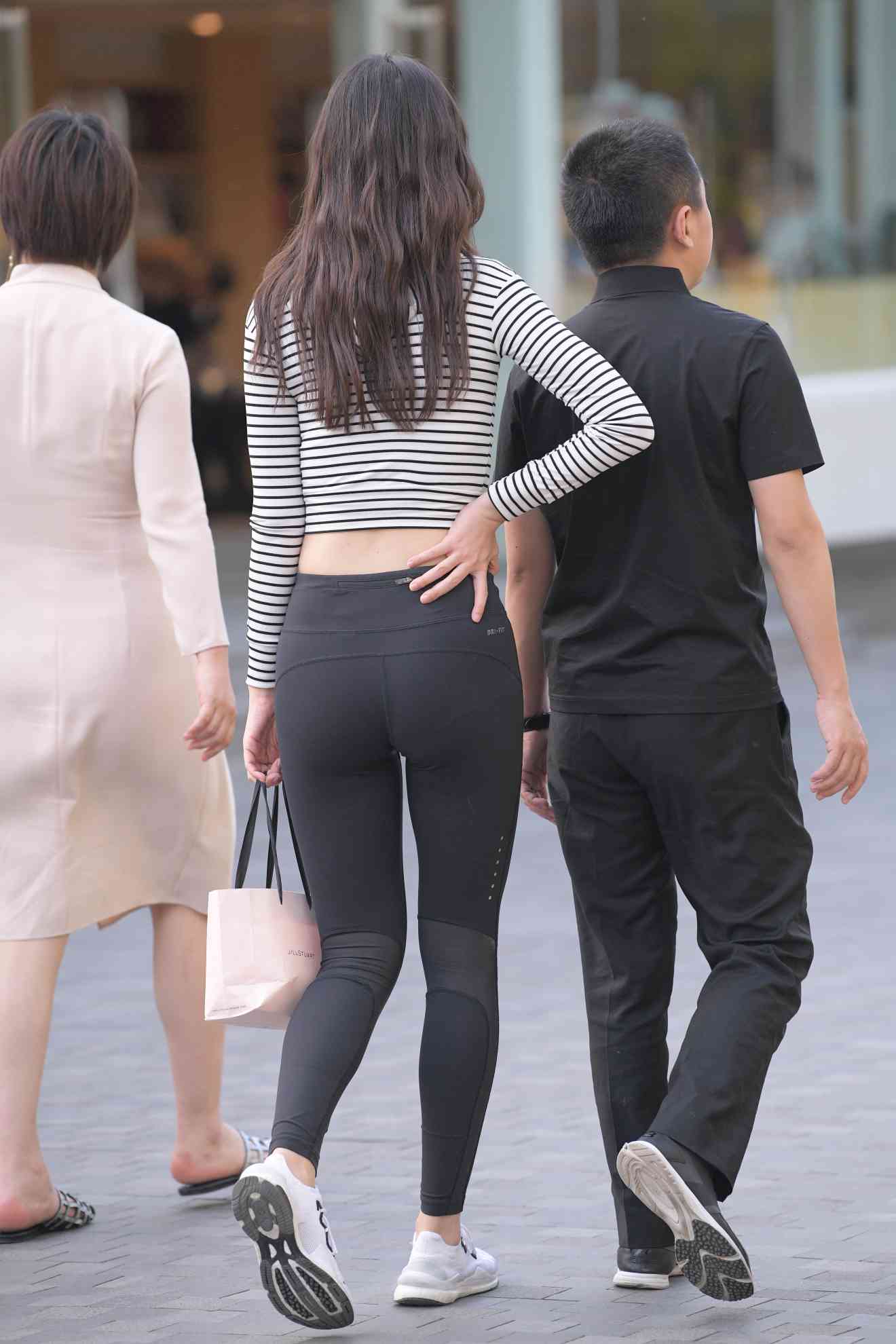 图片[3]-【免费】逛街的瑜伽裤女人【23P】04033-野途图库