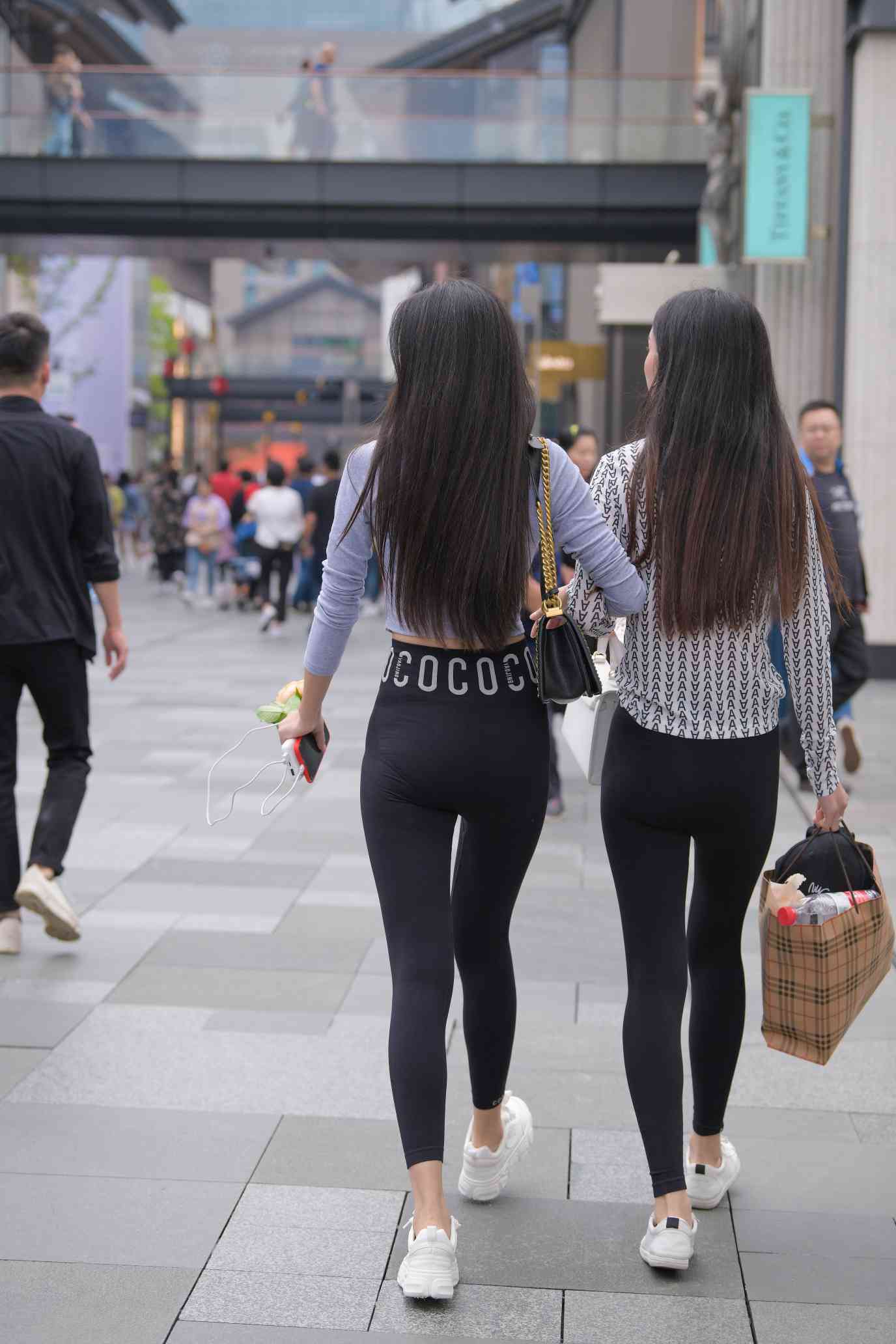 图片[3]-【免费】逛街的两个瑜伽裤姑娘【40P】04030-野途图库
