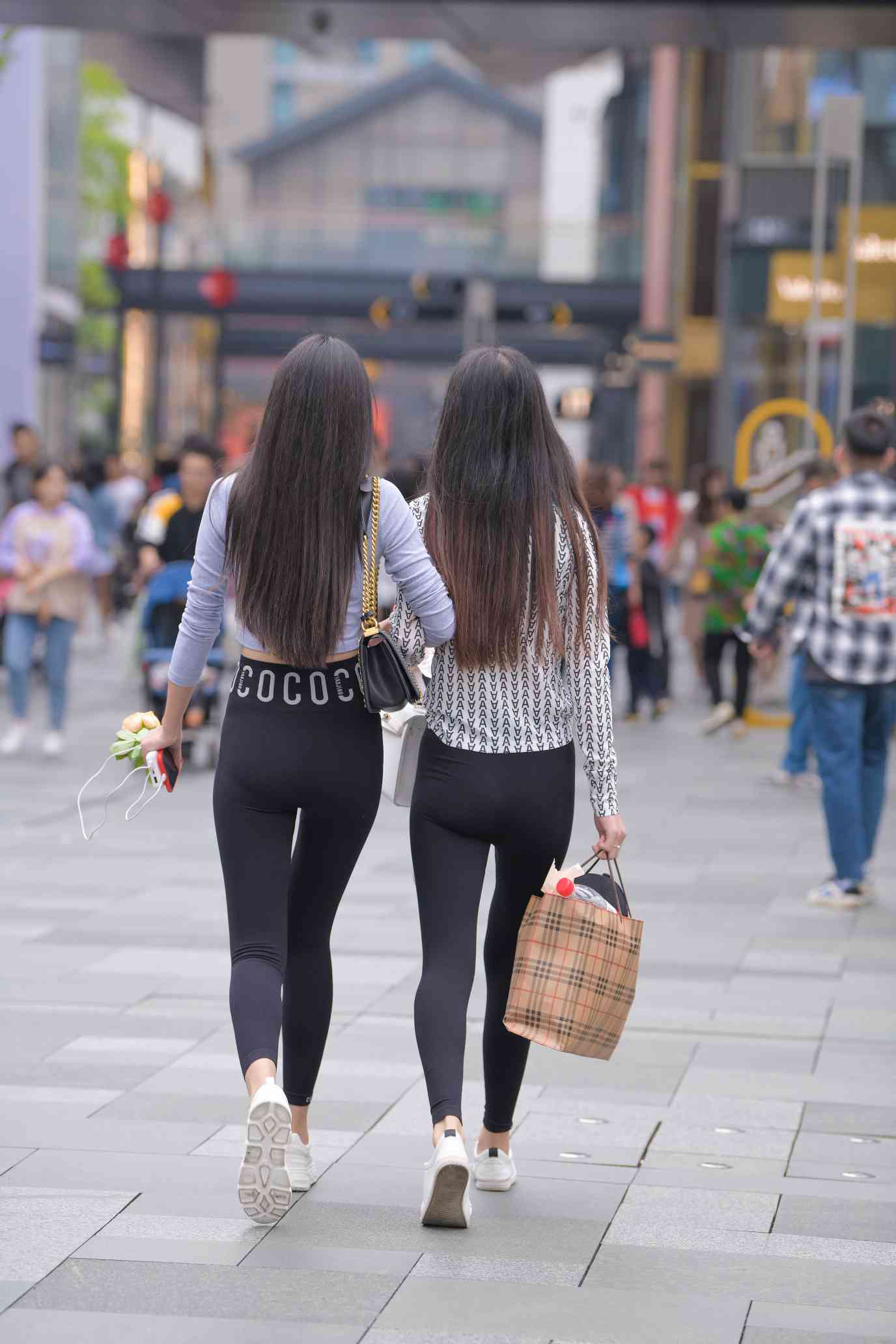 图片[4]-【免费】逛街的两个瑜伽裤姑娘【40P】04030-野途图库