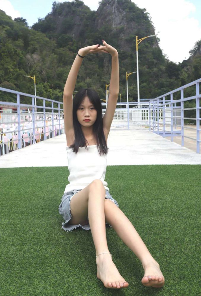 坐在草地上的长发女孩【172P】20012-野途图库