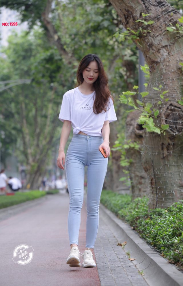 个子非常高的紧身牛仔裤女孩J2065 879P1V-25.5GB-野途图库