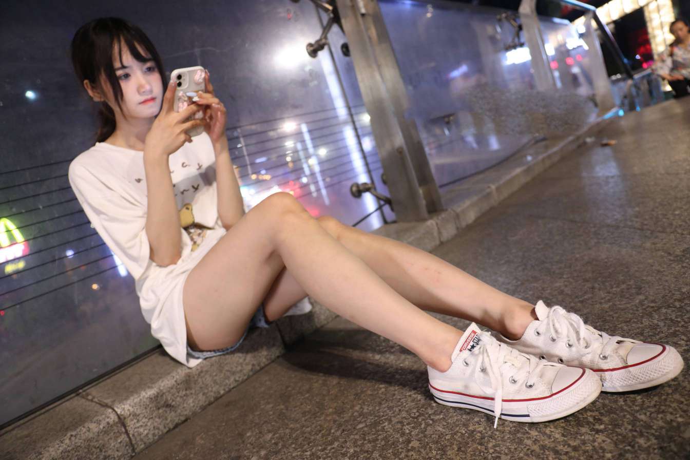 图片[3]-KTV里唱歌的长腿帆布鞋女孩【102P】20015-野途图库