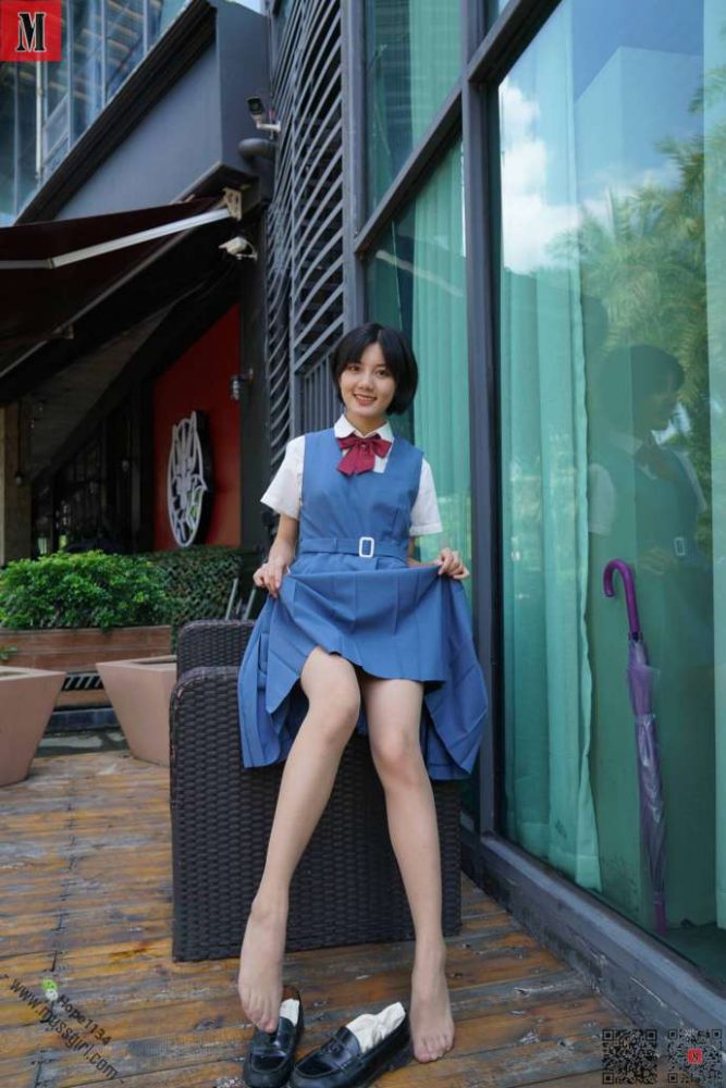 一副学生模样的短发姑娘【112P】20023-野途图库