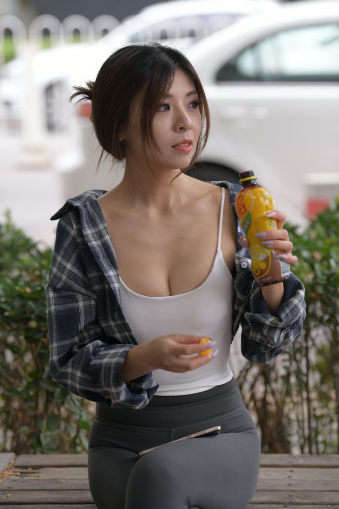 喝饮料的瑜伽裤女孩J2242 383P1V-17.5GB-野途图库