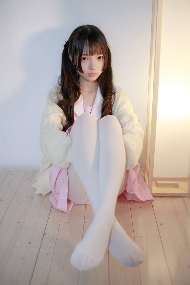 好像有什么心事的白丝双马尾女孩【59P】20022-野途图库