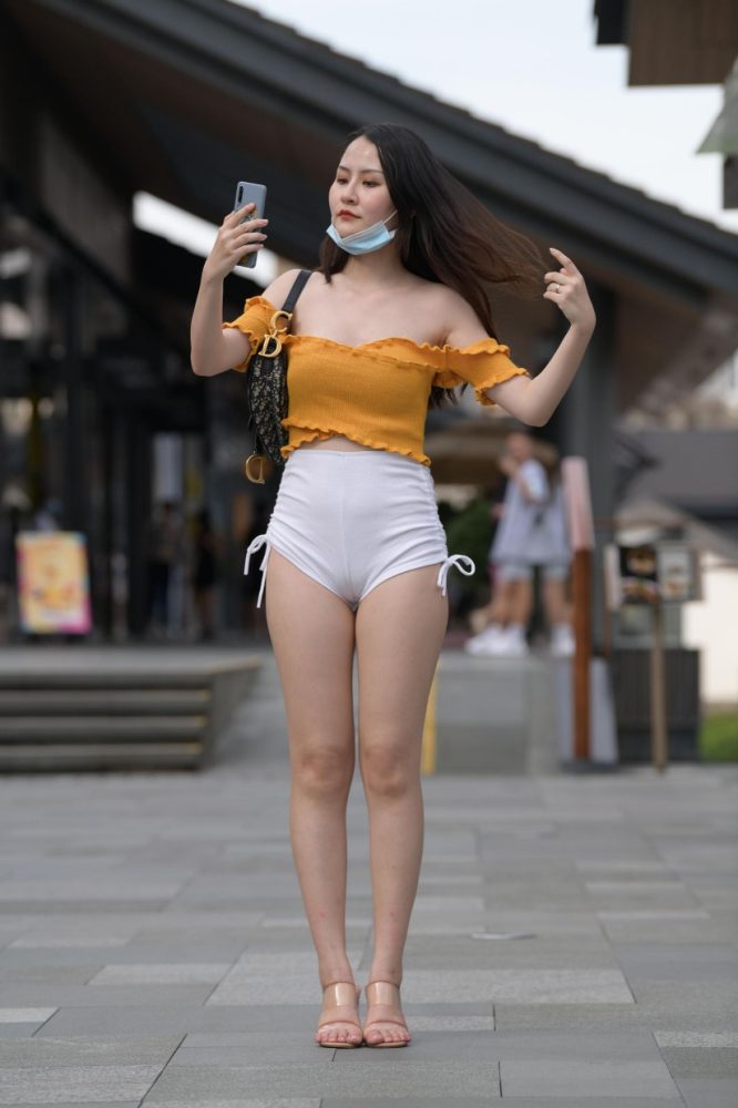 高腰白色短裤的漂亮女孩【767P】00065-野途图库