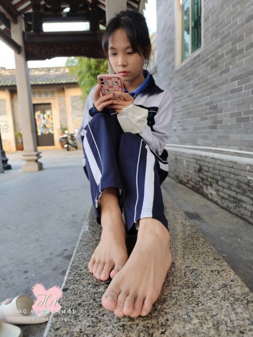 【免费】专心致志玩手机的女孩【42P】20028-野途图库