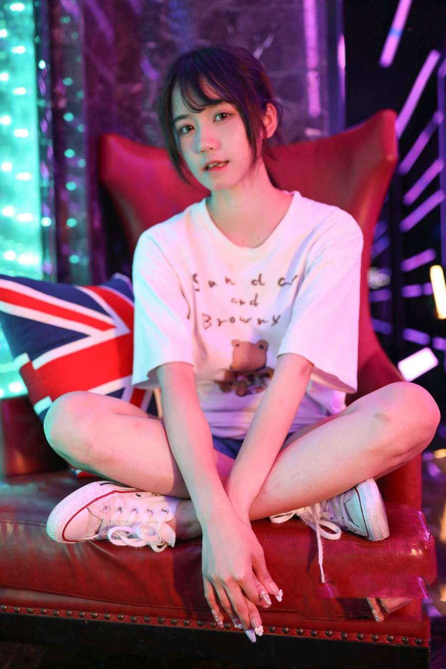 图片[2]-KTV里唱歌的长腿帆布鞋女孩【102P】20015-野途图库