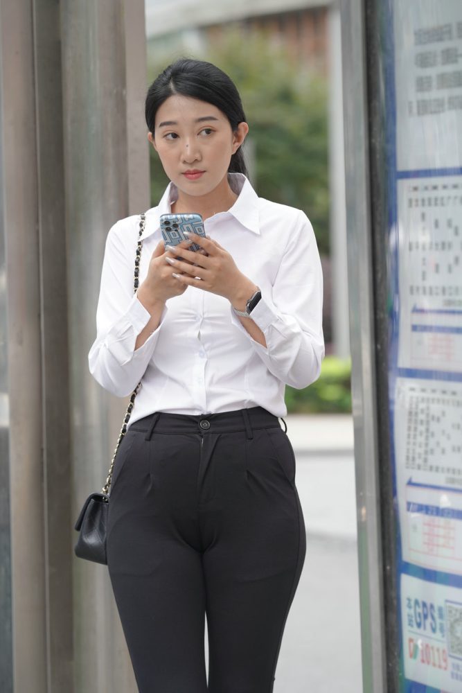 图片[3]-等公交的制服女人J2130 976P2V-29.5GB-野途图库