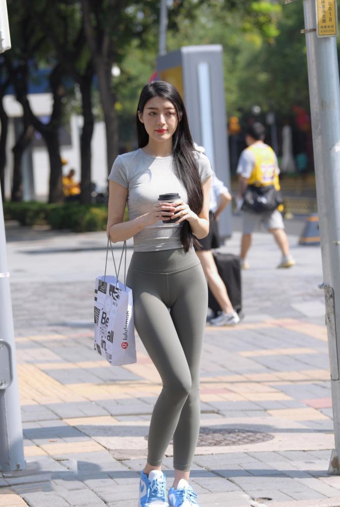 在外面逛街的瑜伽裤女孩J2240 449P1V-16.7GB-野途图库