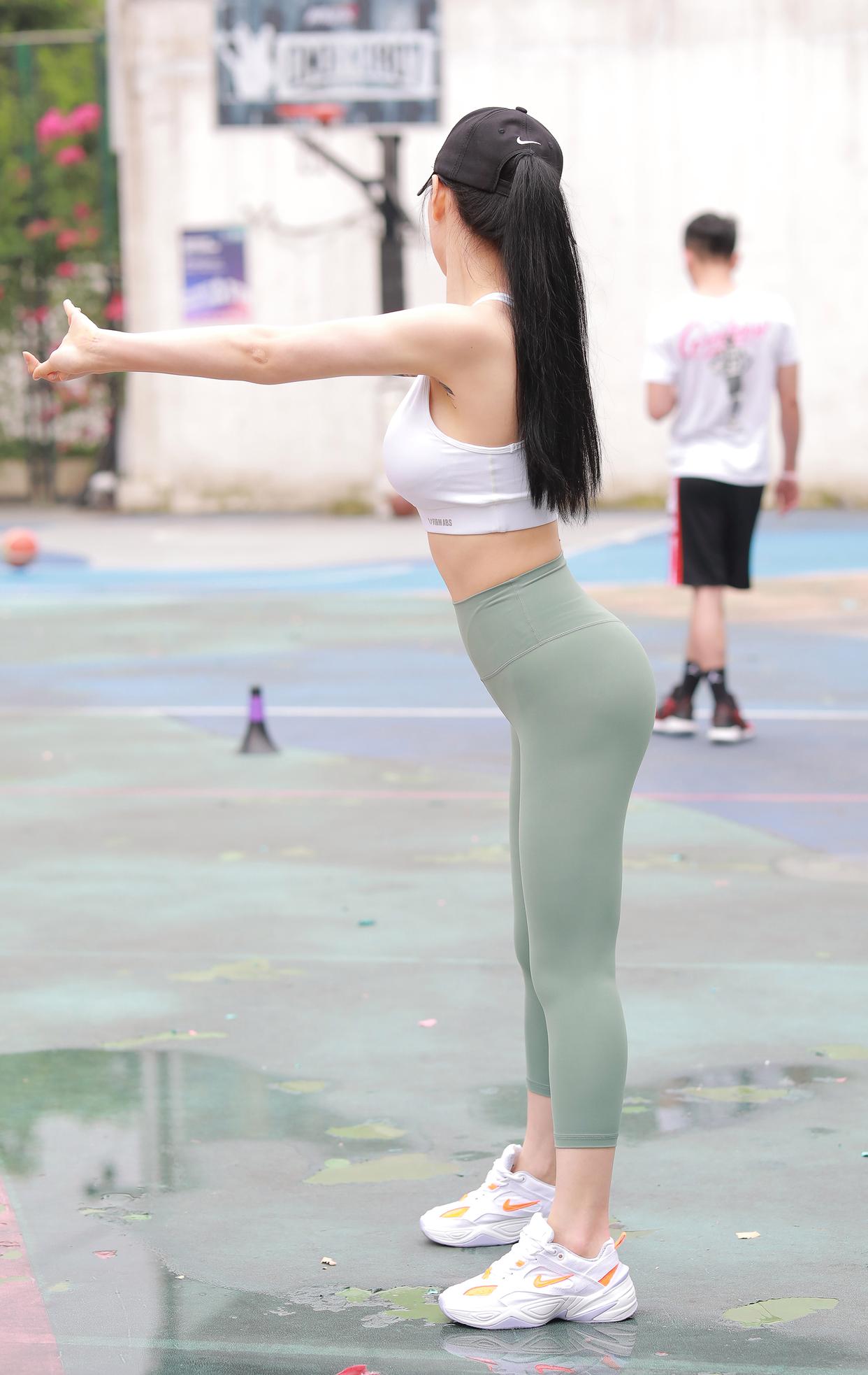 图片[1]-打扮很休闲的瑜伽裤女孩 J1600 415P3V-10.4GB-野途图库