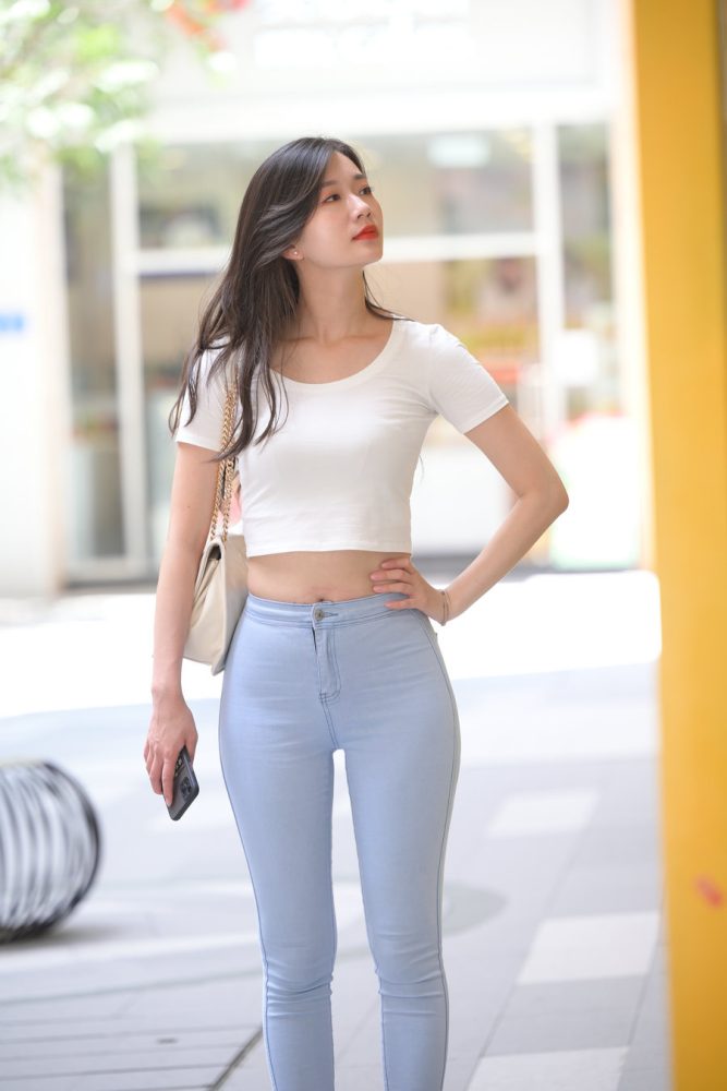 图片[2]-正在逛街的紧身牛仔裤女孩J1815 1112P1V-30.2GB-野途图库