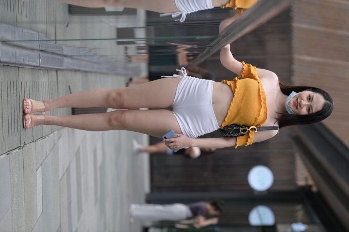 高腰白色短裤的漂亮女孩【767P】00065-野途图库