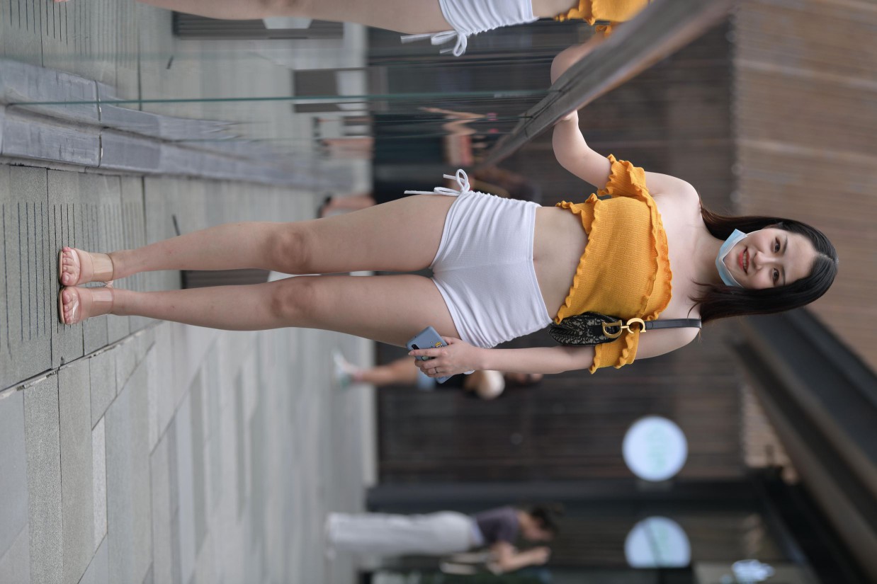 图片[2]-高腰白色短裤的漂亮女孩【767P】00065-野途图库