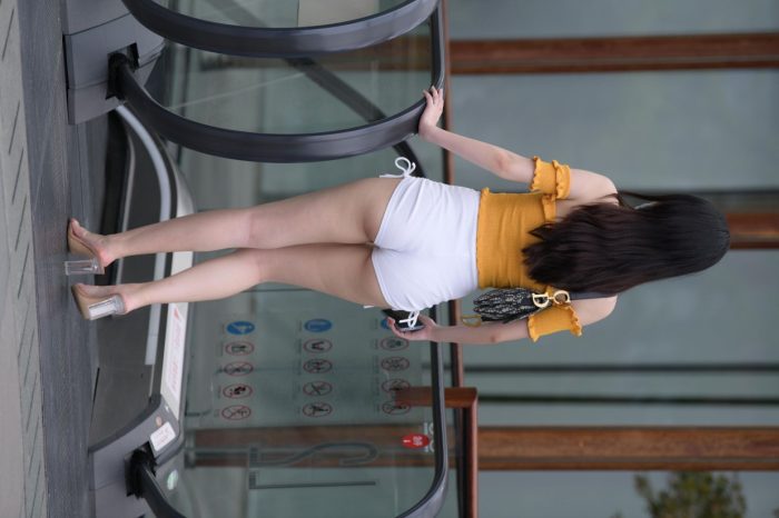 高腰白色短裤的漂亮女孩【767P】00065-野途图库