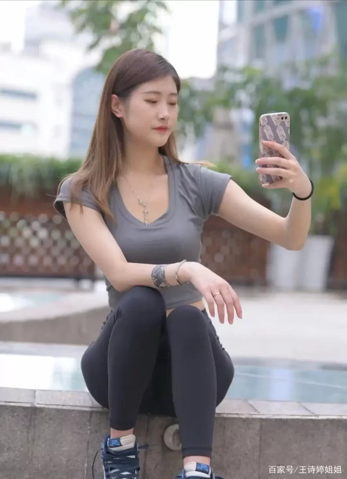 图片[2]-有小虎牙非常甜美的瑜伽裤女孩-野途图库