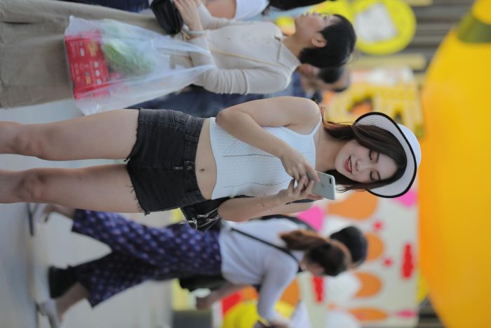 非常时尚阳光的牛仔热裤女孩【808P】00064-野途图库