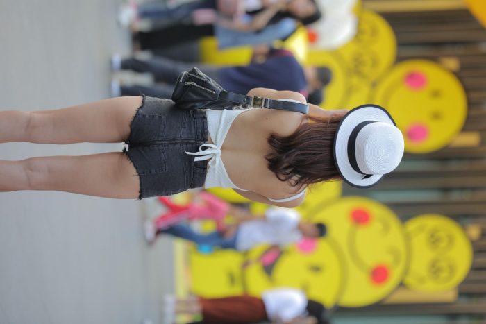 非常时尚阳光的牛仔热裤女孩【808P】00064-野途图库