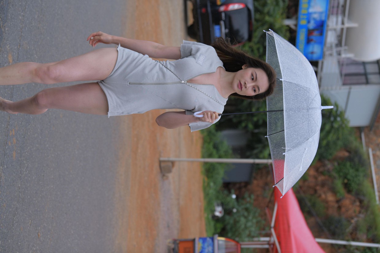 图片[5]-阴雨天在海边骑车的长发女人【156P】00044-野途图库