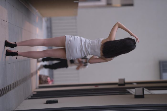 长发女孩紧身短裙特别显身材【245P】00040-野途图库