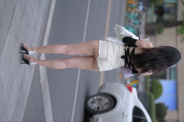 长发飘飘的白色热裤美丽女孩【49P】00029-野途图库