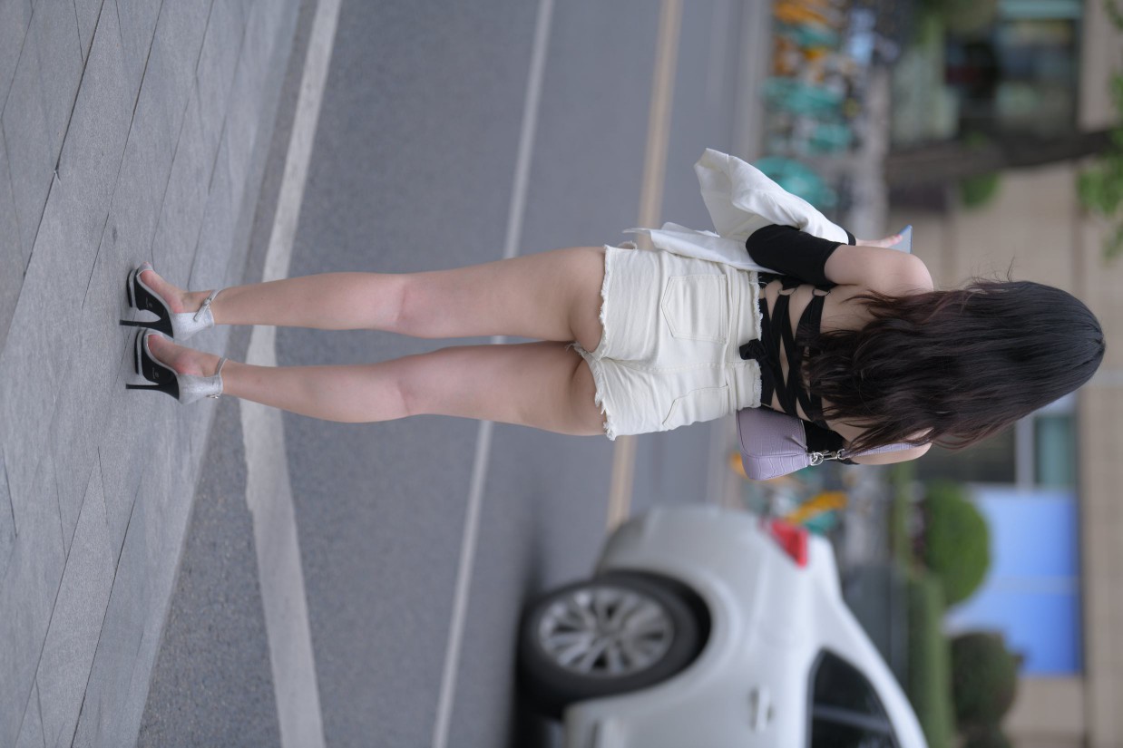 图片[2]-长发飘飘的白色热裤美丽女孩【49P】00029-野途图库