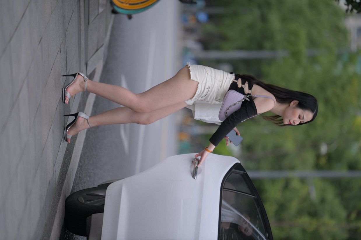 图片[6]-长发飘飘的白色热裤美丽女孩【49P】00029-野途图库