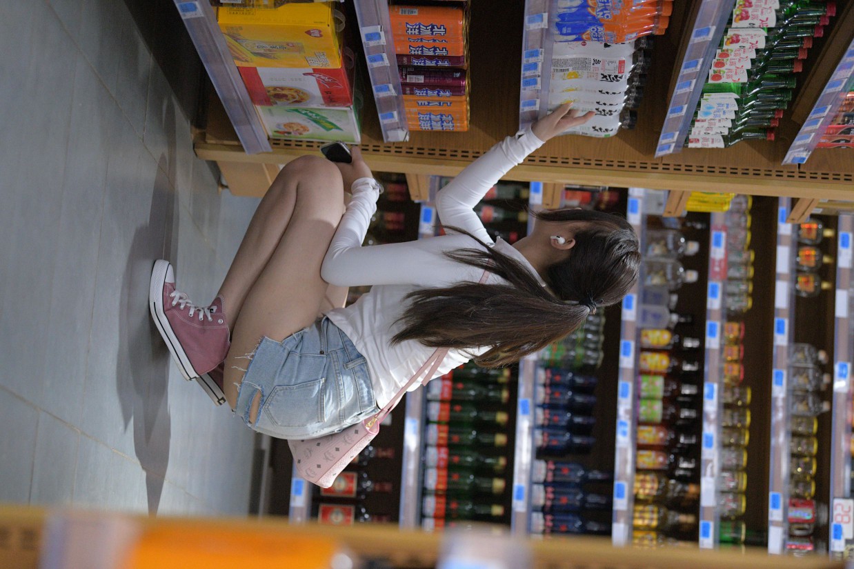 图片[5]-紧身牛仔短裤骑自行车的漂亮女孩【588P】00053-野途图库
