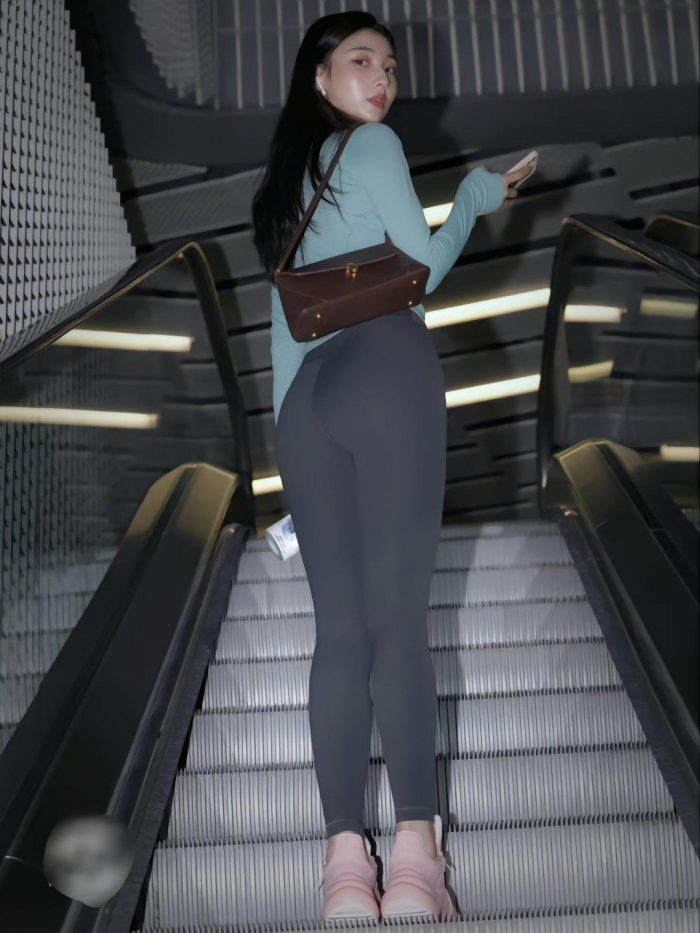 晚上逛商场的瑜伽裤漂亮女孩J2244 225P2V-15.1GB-野途图库