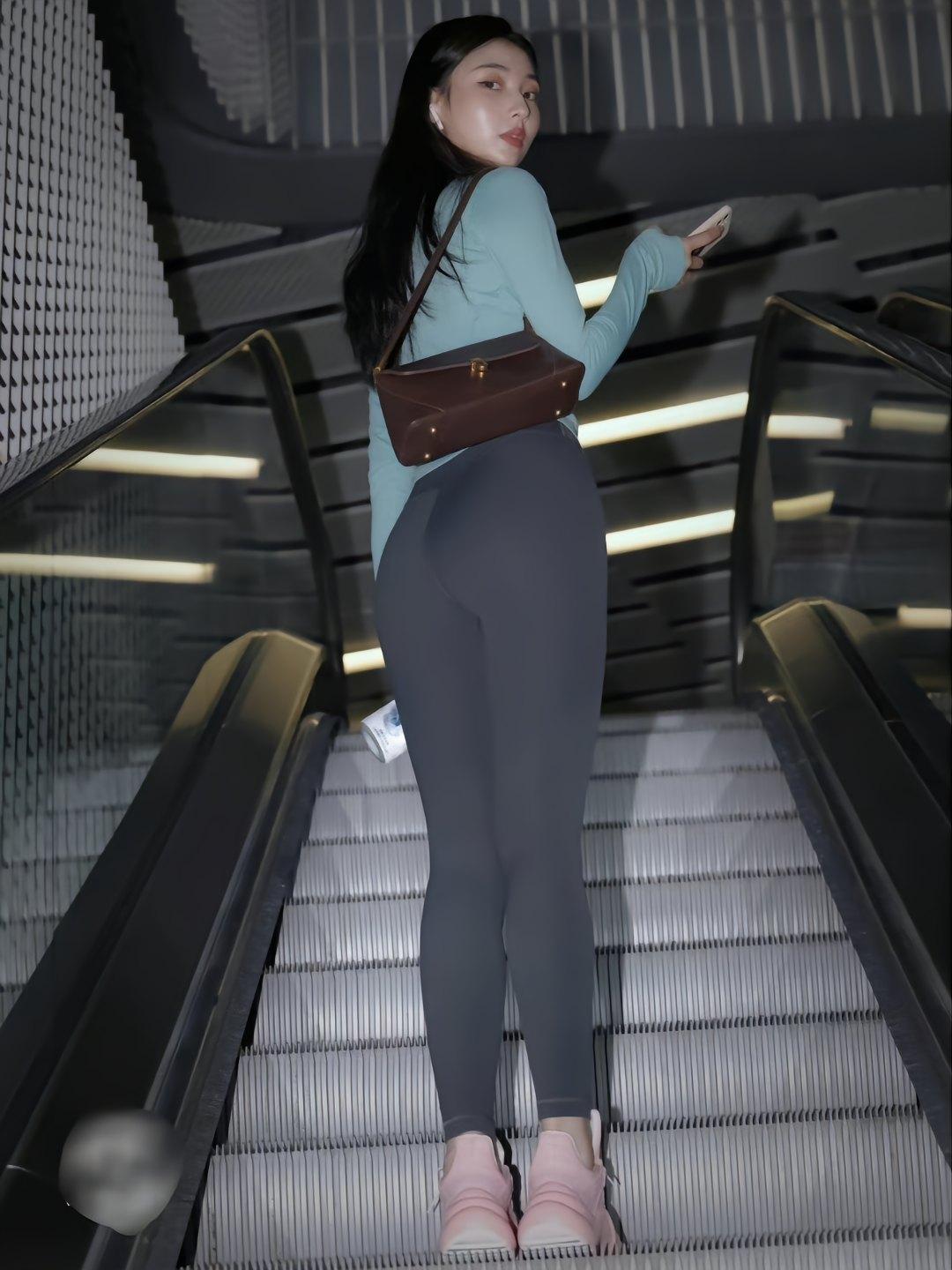 图片[1]-晚上逛商场的瑜伽裤漂亮女孩J2244 225P2V-15.1GB-野途图库