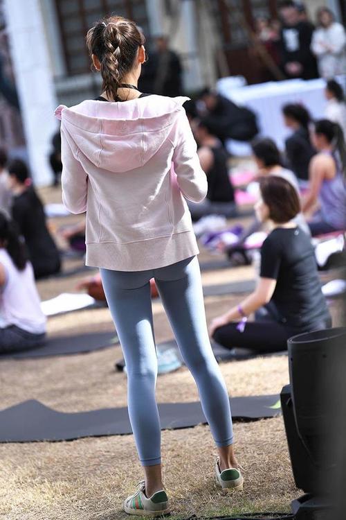 图片[2]-在广场看热闹的瑜伽裤女人-野途图库