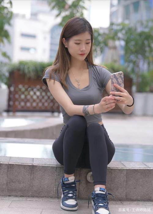 有小虎牙非常甜美的瑜伽裤女孩-野途图库