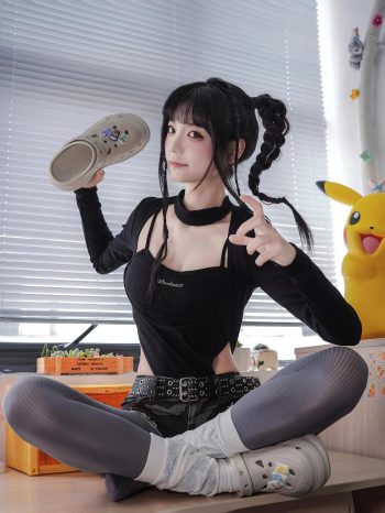 图片[10]-牛仔热裤+灰丝姑娘玩自拍-野途图库