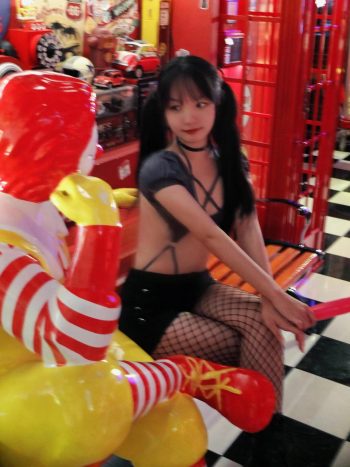 图片[3]-网格丝袜的清纯双马尾小姑娘-野途图库
