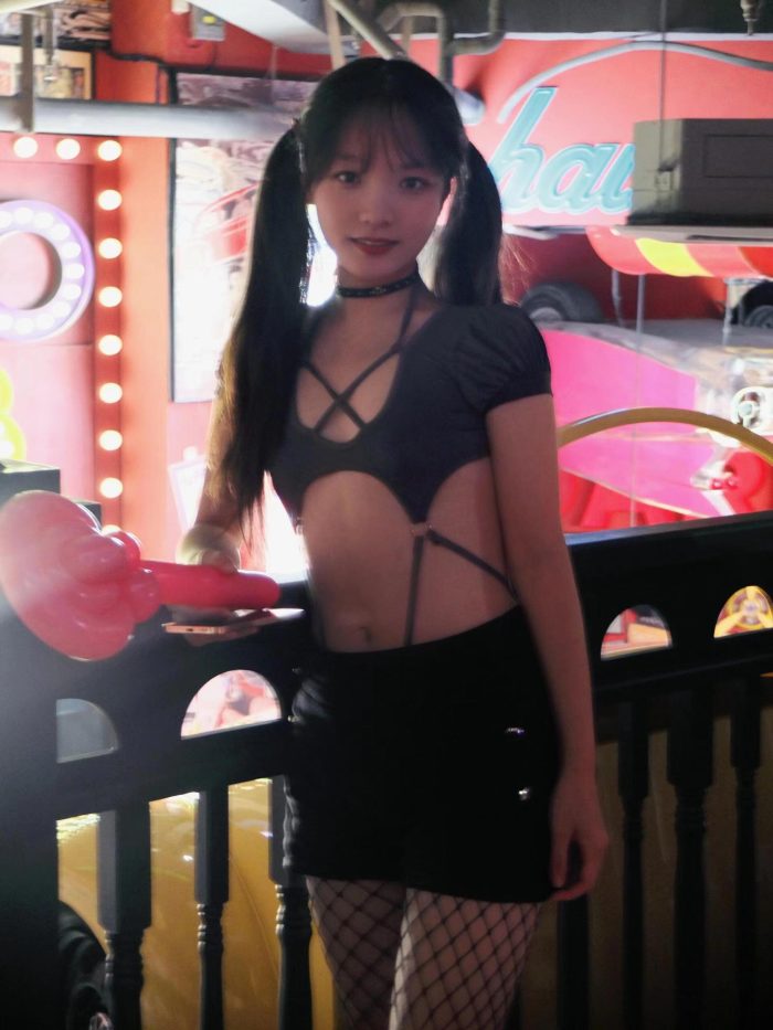 网格丝袜的清纯双马尾小姑娘-野途图库