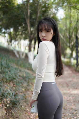 图片[9]-穿瑜伽裤爬山的长发少女-野途图库
