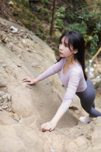 图片[8]-穿瑜伽裤爬山的长发少女-野途图库