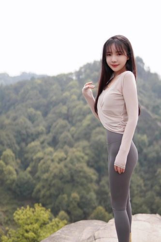 图片[3]-穿瑜伽裤爬山的长发少女-野途图库