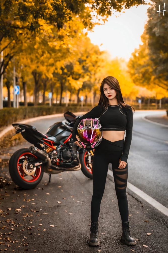 骑摩托车的瑜伽裤美女身材太好了！-野途图库